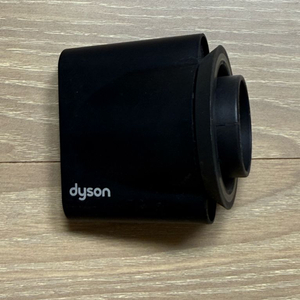 다이슨 슈퍼소닉 헤어드라이어의 구성품인 스무딩 노즐(Smoothing Nozzle) 이미지