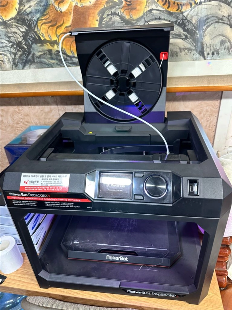 메이커봇 리플리케이터+ 3D 프린터 이미지