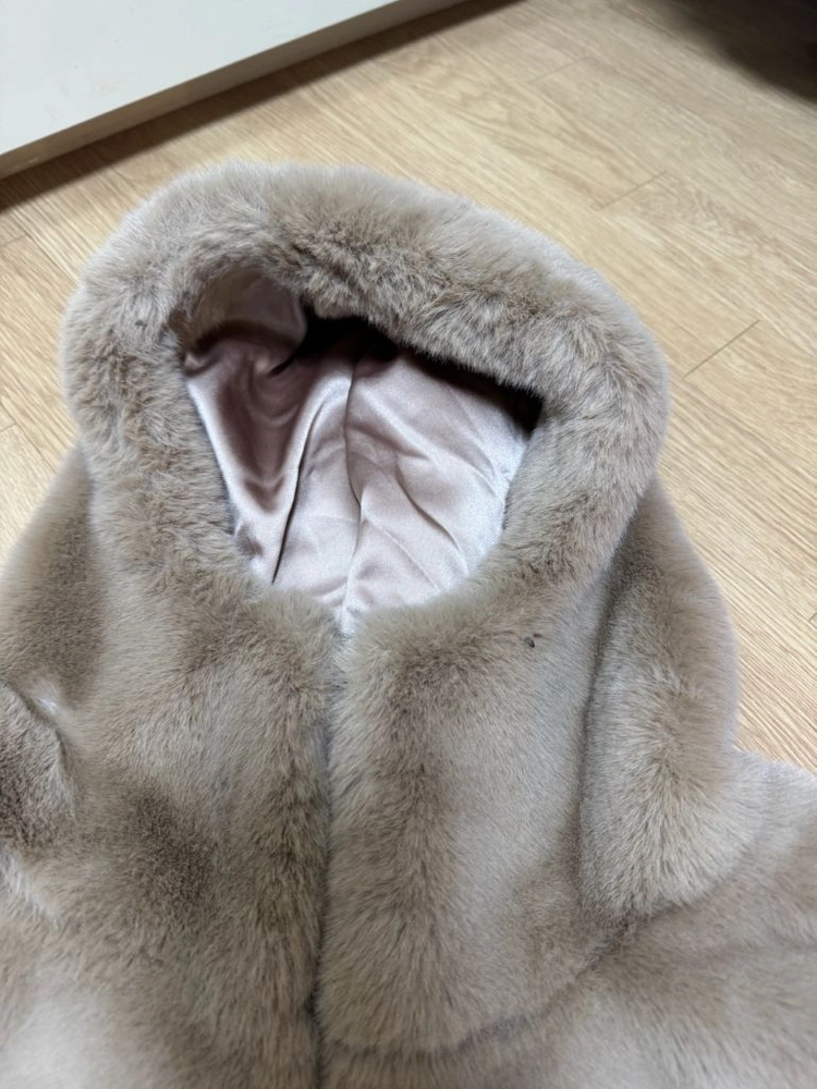 파리게이츠 퍼 후드 케이프 이미지