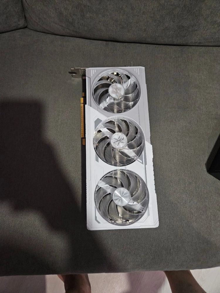 intel arc b580 steel legend white 12g 이미지