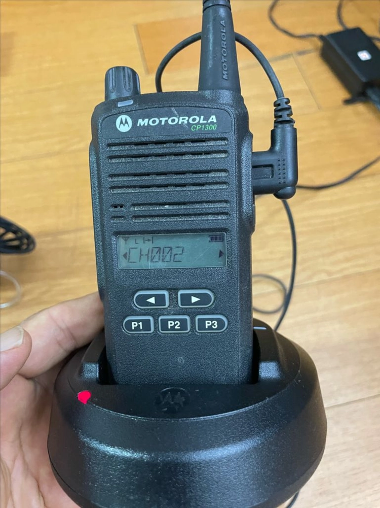 작동영상있슴-[모토로라] CP1300 업무용 무전기 4대 풀세트 (주파수 세팅완료·개별충전기·경호용이어폰 포함) 이미지