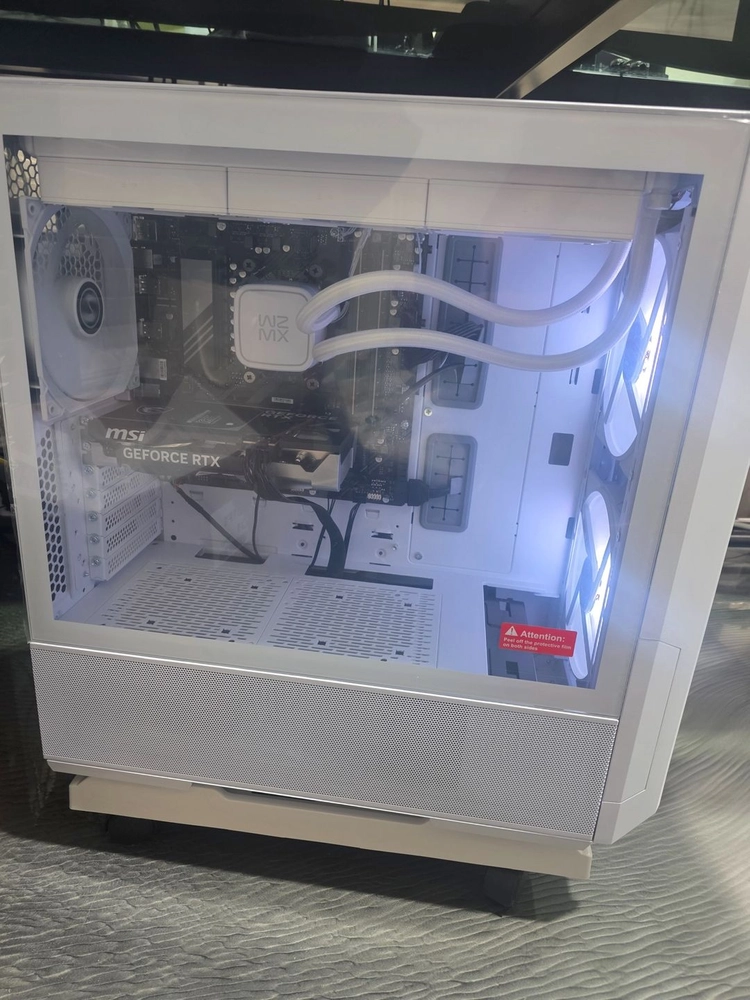 라이젠9 7900X RTX5060 램64GB SSD2TB 화이트 작업용 PC 이미지