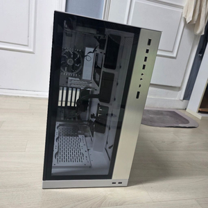 리안리 PC-O11D XL ROG 화이트 케이스 팔아요 이미지