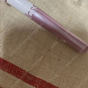 글로시에 롱웨어링 쉬머 크림 릴리 이미지