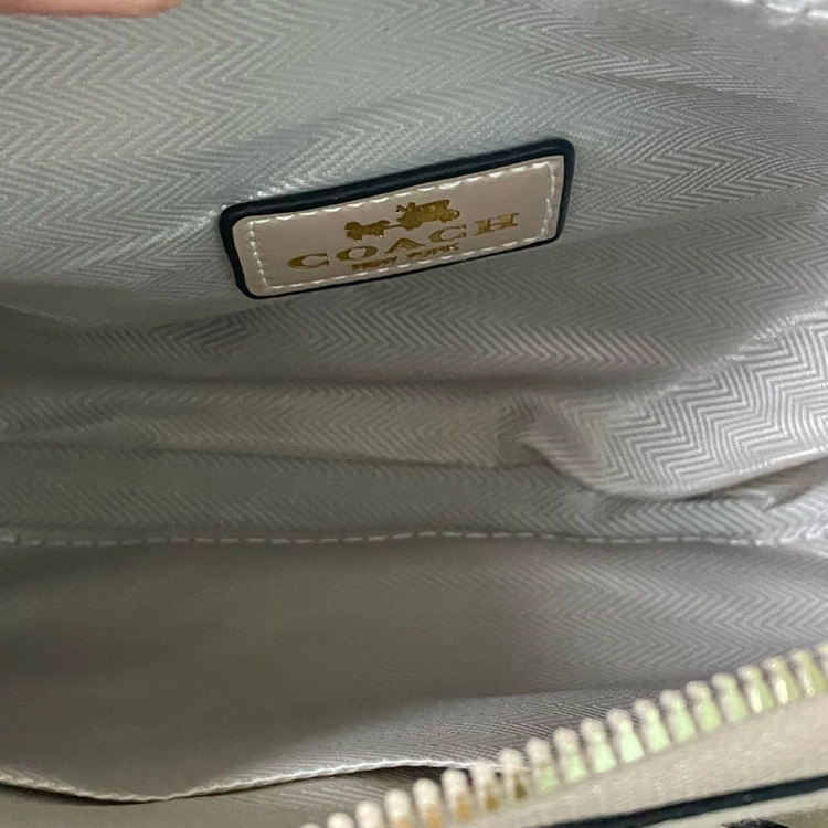 코치 시그니처 숄더백 베이지 이미지