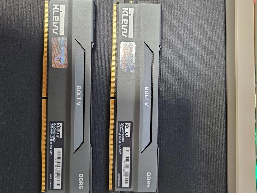 에센코어 KLEVV DDR5 6000 CL30 Bolt v 32GB 이미지