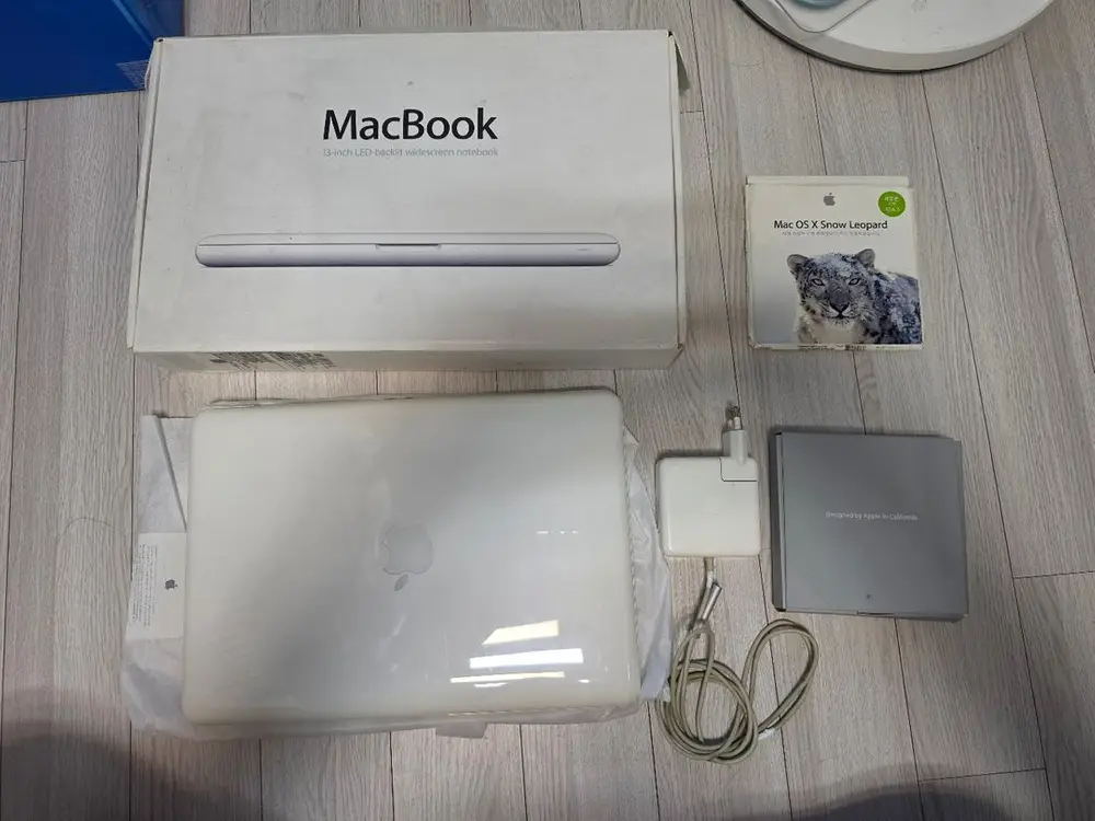 맥북 흰둥이 MacBook 13-inch, Mid 2010 화이트 유니바 이미지