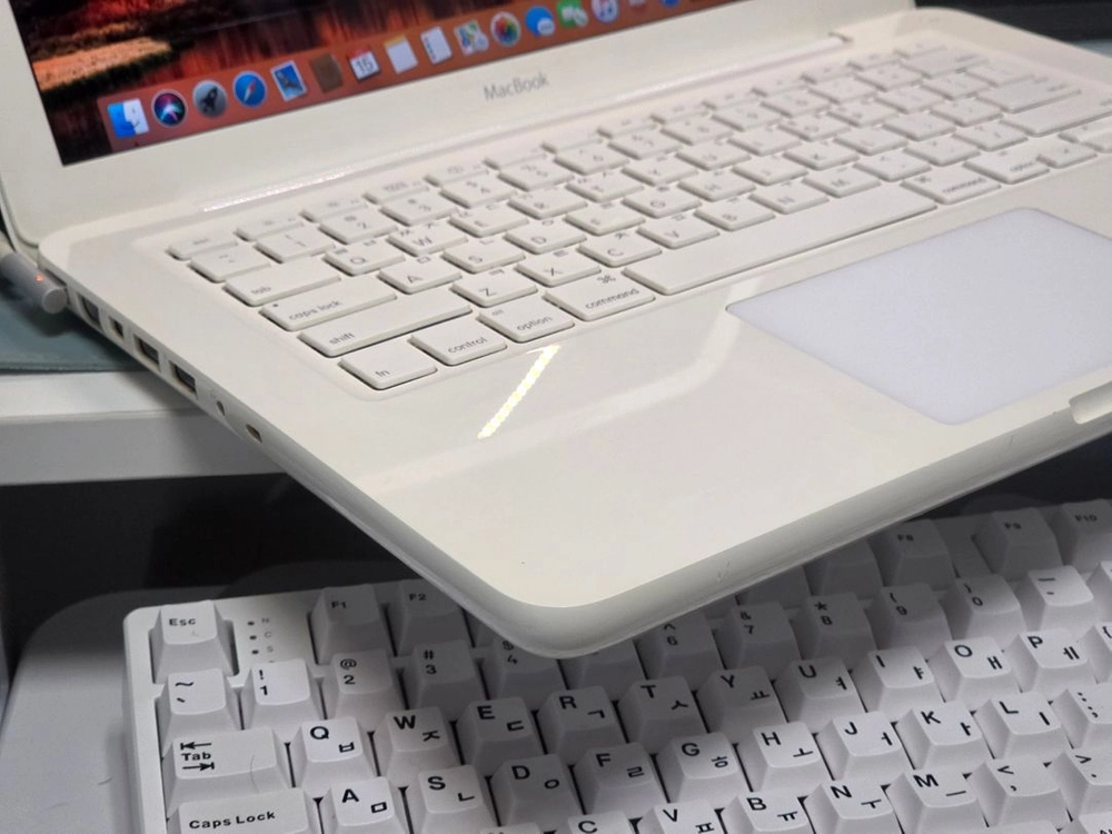 맥북 흰둥이 MacBook 13-inch, Mid 2010 화이트 유니바 이미지