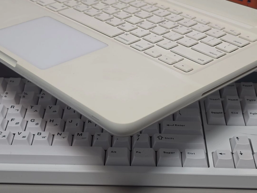 맥북 흰둥이 MacBook 13-inch, Mid 2010 화이트 유니바 이미지