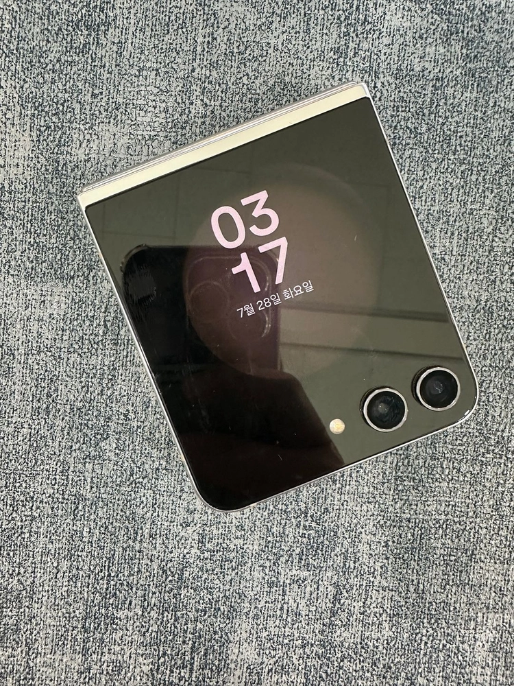 갤러시Z플립5 256G 화이트 멍X 기스X 파손X 생활잔상 18만원 판매해요 - 안심되는 중고거래