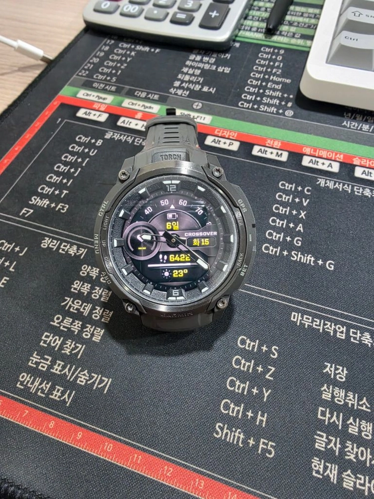 가민 인스팅트 크로스오버 아몰레드 47mm 스마트워치 이미지