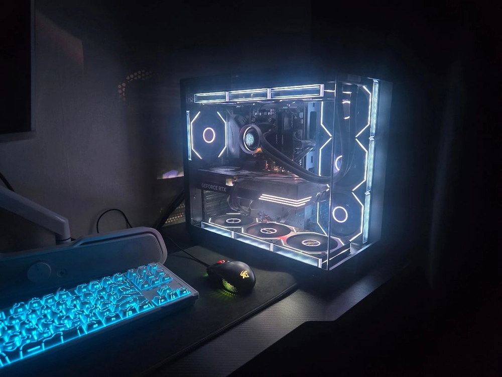 라이젠 7 7800X3D RTX 5070 32G 1TB 게이밍 컴퓨터 본체 이미지