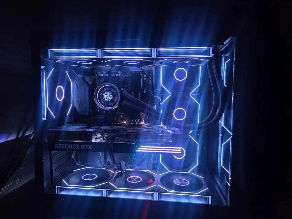 라이젠 7 7800X3D RTX 5070 32G 1TB 게이밍 컴퓨터 본체 이미지