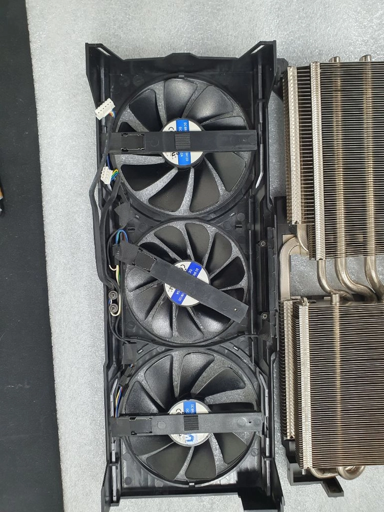 컴퓨터 그래픽카드 SAPPHIRE NITRO+ RADEON RX VEGA 64 이미지