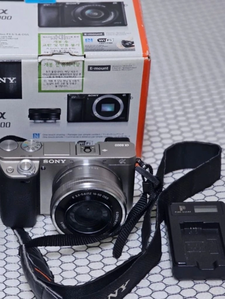 소니 A6000 카메라 + 16-50mm 렌즈 - 안심되는 중고거래