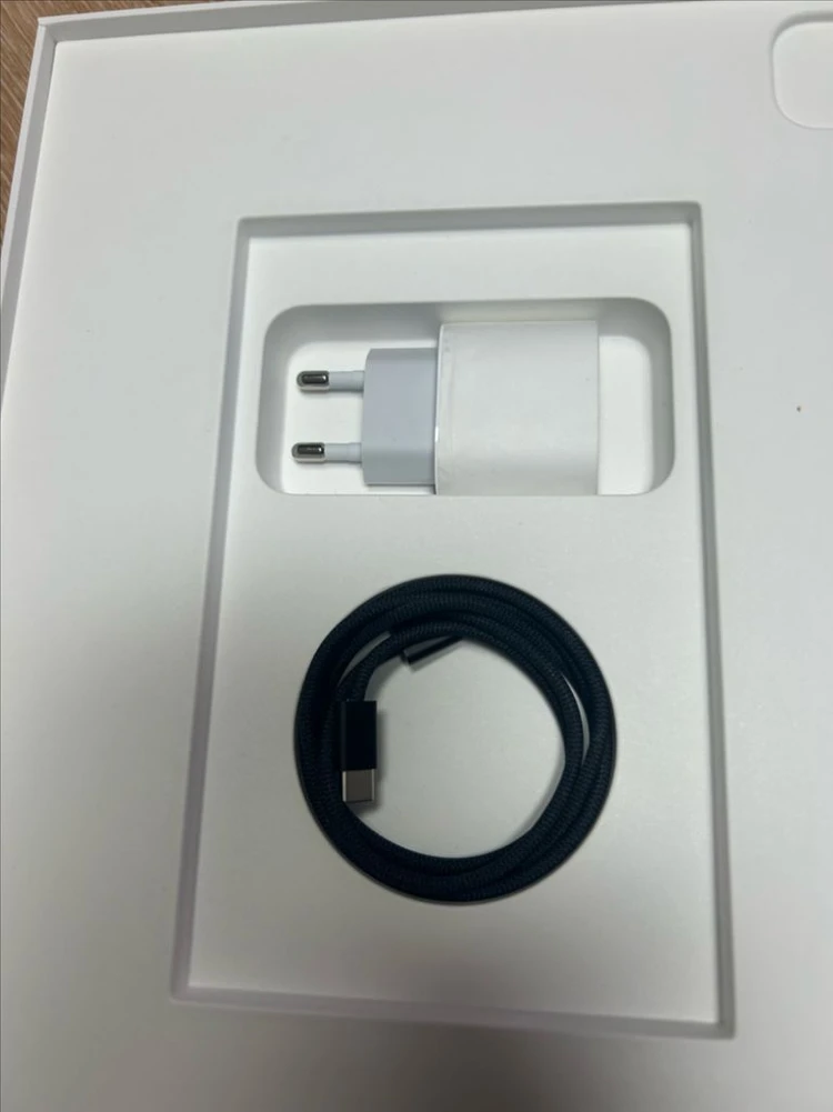 아이패드 프로 m5 13인치 256기가 와이파이 블랙과 애플 매직키보드 13인치 블랙 판매합니다. 이미지