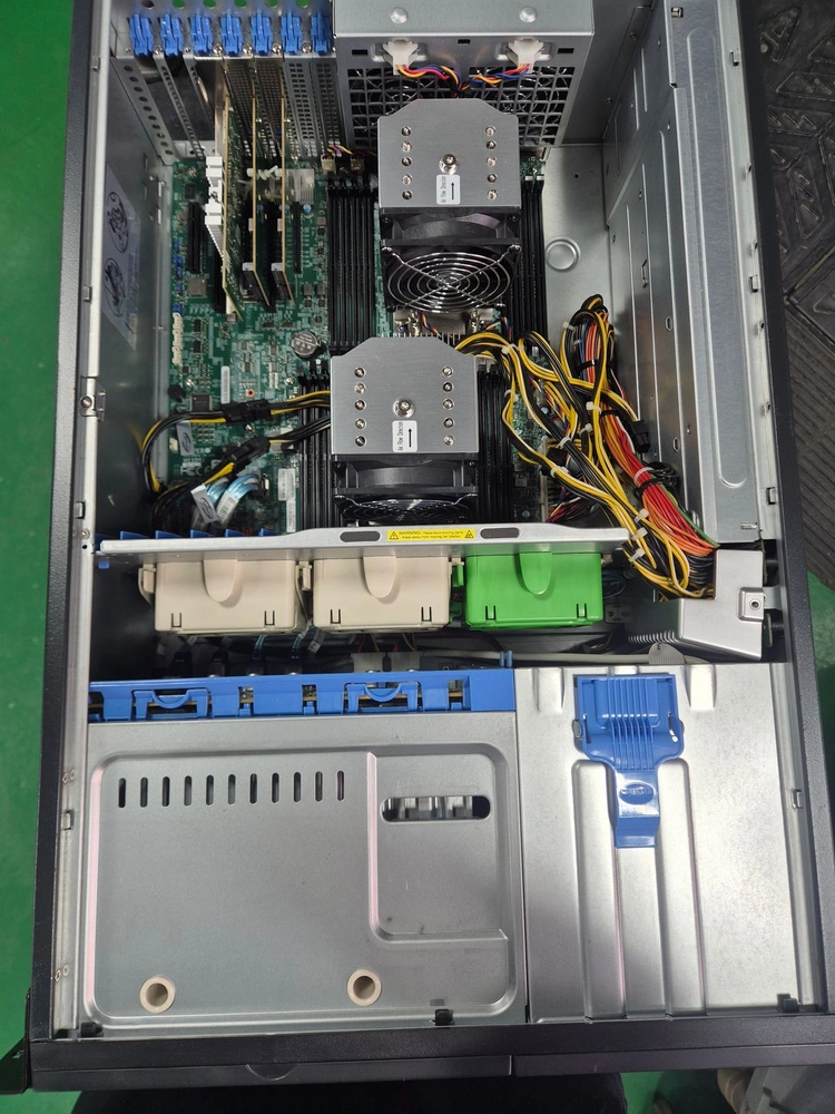Supermicro EPYC 7302 2CPU (듀얼CPU)+H11DSi 3.5 8Bay 서버 4U급 이미지