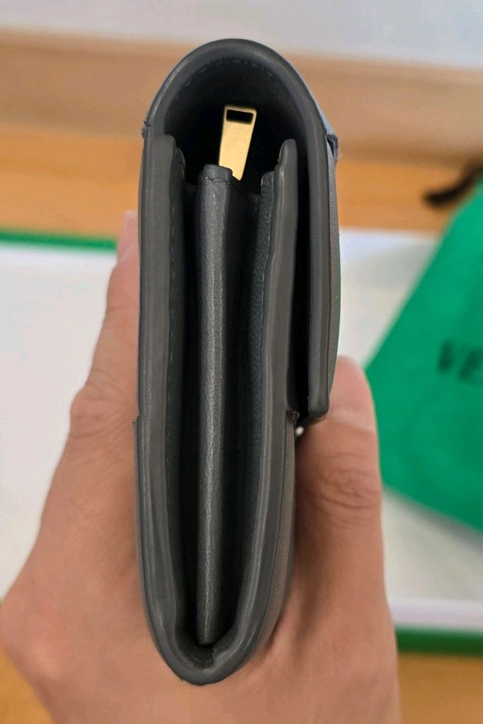 보테가베네타 인트레치오 나파 카프 플랩 장지갑 그레이색상 이미지