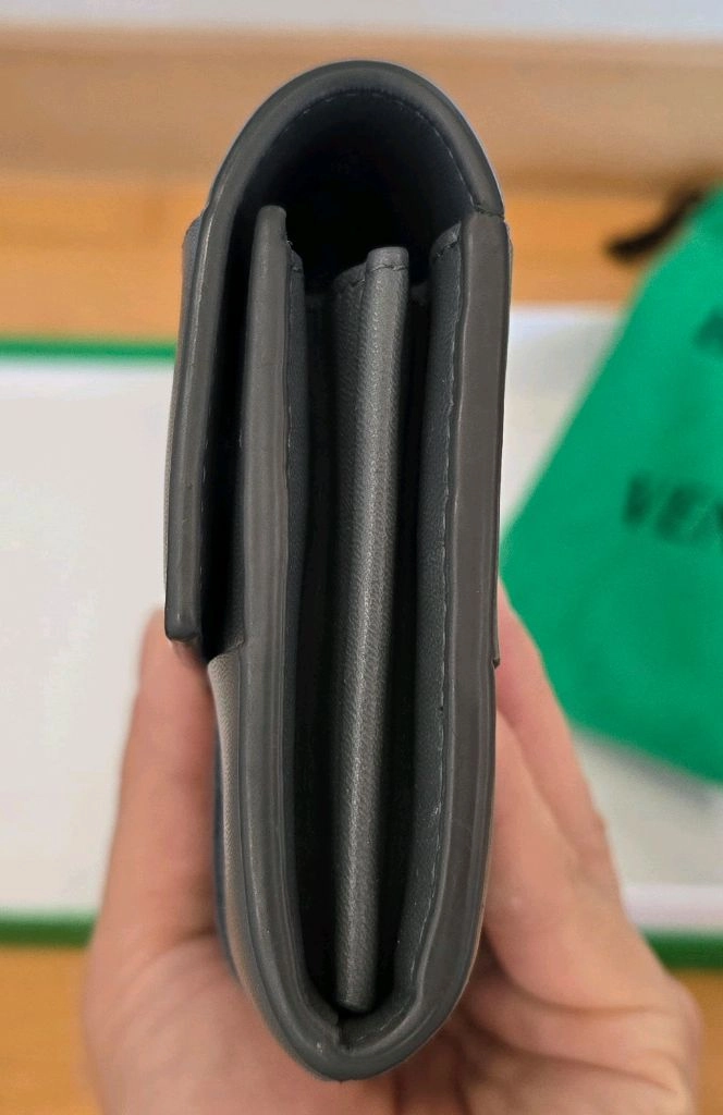 보테가베네타 인트레치오 나파 카프 플랩 장지갑 그레이색상 이미지