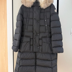 [0] 21 / 22 몽클레어 클로에 Khloe 롱패딩 블랙 (폭스퍼) 이미지