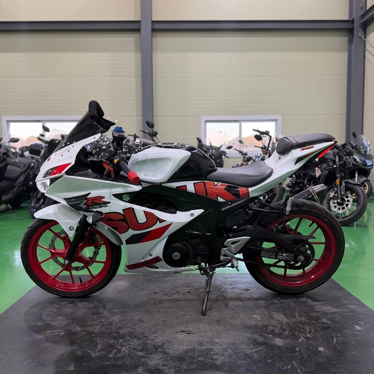 스즈키 gsx-r125 25년식 sc머플러 입문용 바이크 판매합니다 이미지