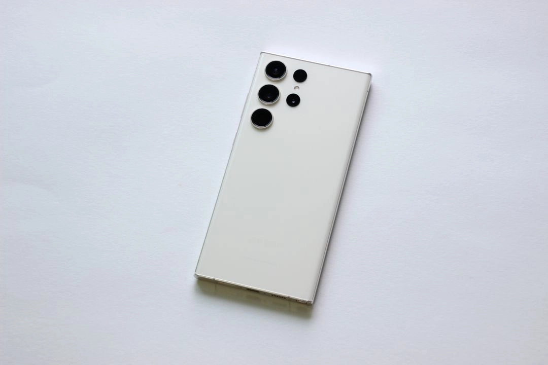 갤럭시 S23 울트라 256GB 무잔상 S급 화이트 케이스 포함 팝니다 - 안심되는 중고거래
