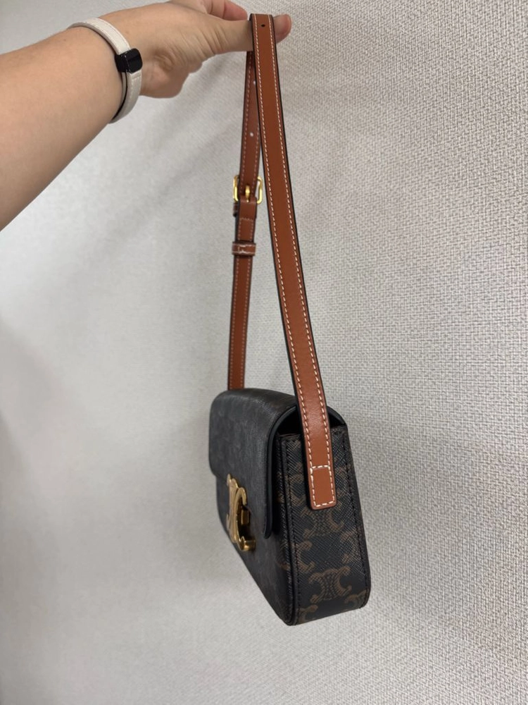 셀린느 클로드 숄더백 이미지