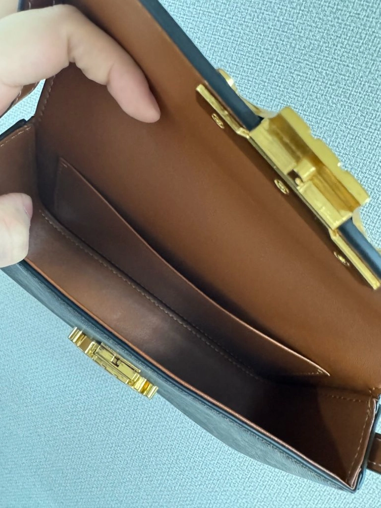 셀린느 클로드 숄더백 이미지