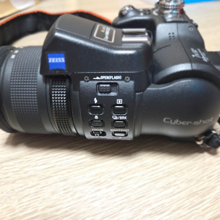 소니 사이버샷 DSC-F828 카메라 이미지