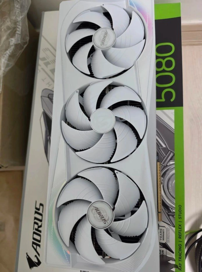 기가바이트 RTX 5080 AORUS MASTER 화이트 - 안심되는 중고거래