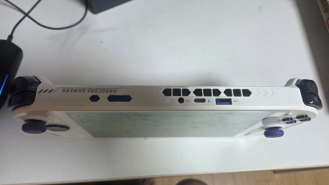 옥조(AOKZOE) A1 pro 7840U 최고사양 DDR5 64GB RAM 2TB 싸게 팝니다 이미지