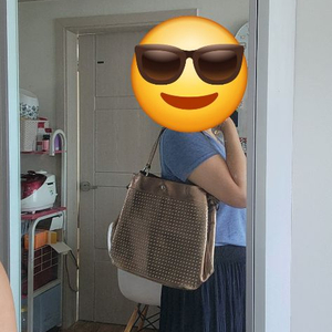 롯데본점구매 (멋쟁이 징금색 숄더백 +파우치)~실물이쁨~오늘만 더 이미지