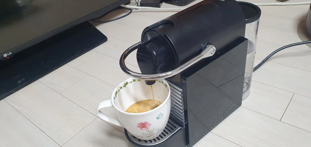네스프레소 픽시클립 C60C 캡슐 커피머신 판매 이미지