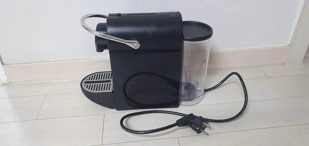 네스프레소 픽시클립 C60C 캡슐 커피머신 판매 이미지