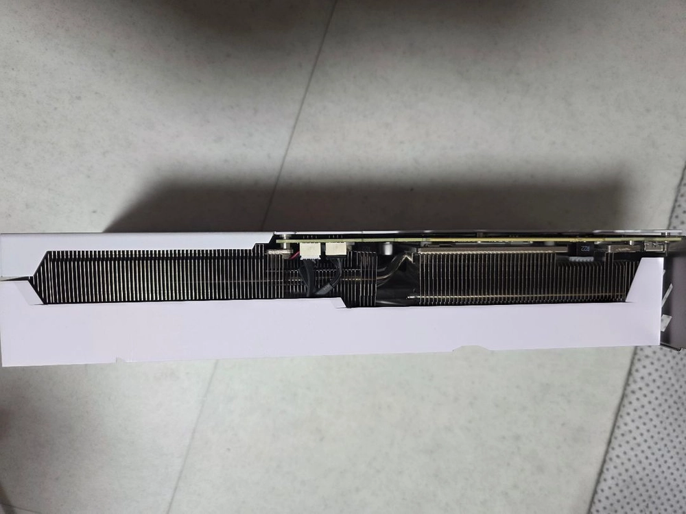 COLORFUL RTX 4070 Ti SUPER ULTRA OC 화이트 16GB 이미지