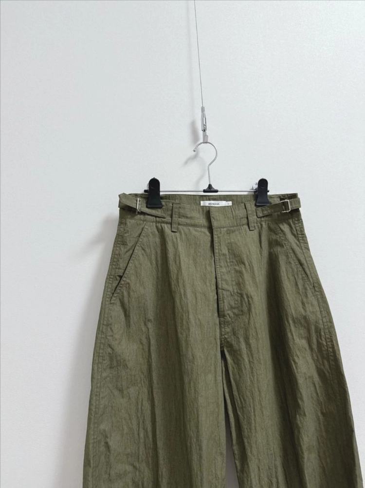 모노하 워시드 커브 팬츠 카키 이미지