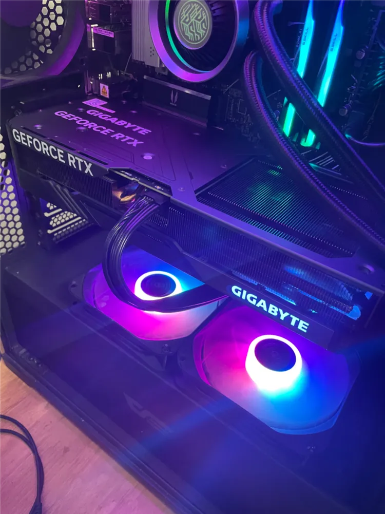 RTX 4070 SUPER 그래픽카드 이미지
