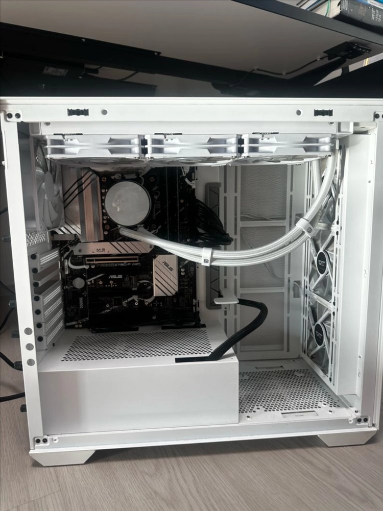 i9-13900K / Z790 / DDR5 32GB / SSD 2TB / 1200W 플래티넘 화이트 반본체 판매합니 이미지
