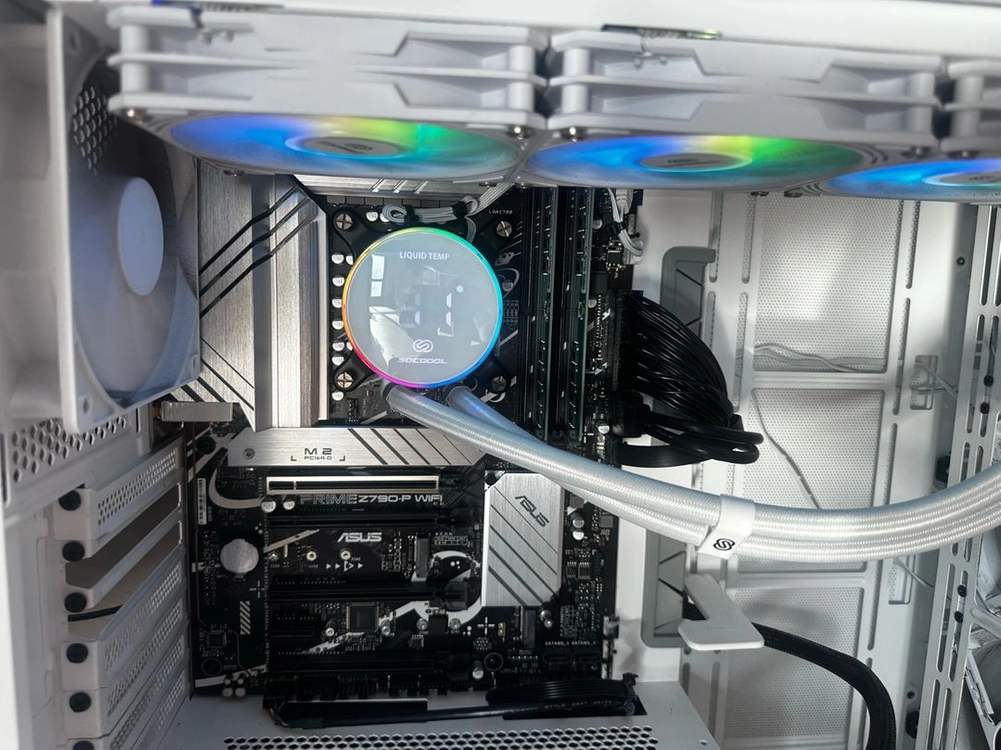 i9-13900K / Z790 / DDR5 32GB / SSD 2TB / 1200W 플래티넘 화이트 반본체 판매합니 이미지