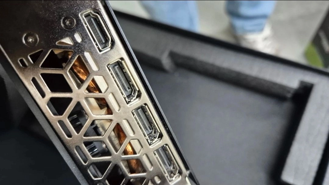 RTX 4070 SUPER 이미지