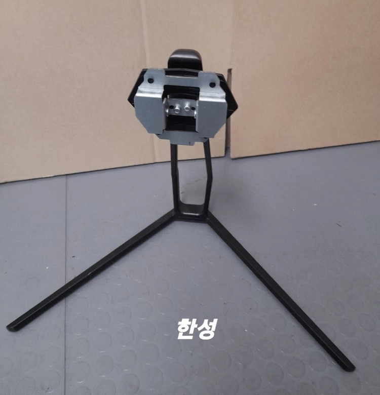 모니터 스탠드. 받침대 지지대 이미지