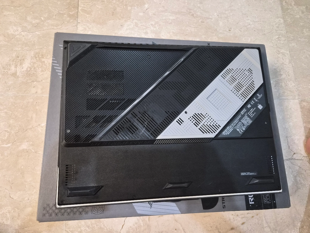 Asus scar18 4090 노트북 이미지