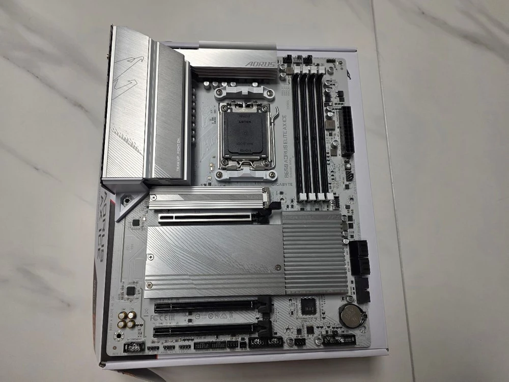 GIGABYTE B650 AORUS ELITE AX ICE 이미지