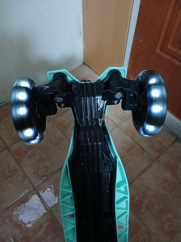 마이크로 킥보드 맥시 LED 킥보드 이미지