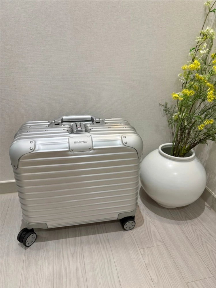 리모와 오리지널 컴팩트 실버 색상 이미지