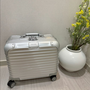 리모와 오리지널 컴팩트 실버 색상 이미지