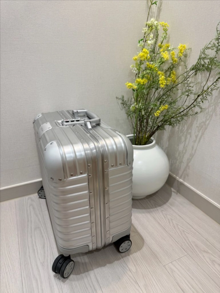 리모와 오리지널 컴팩트 실버 색상 이미지