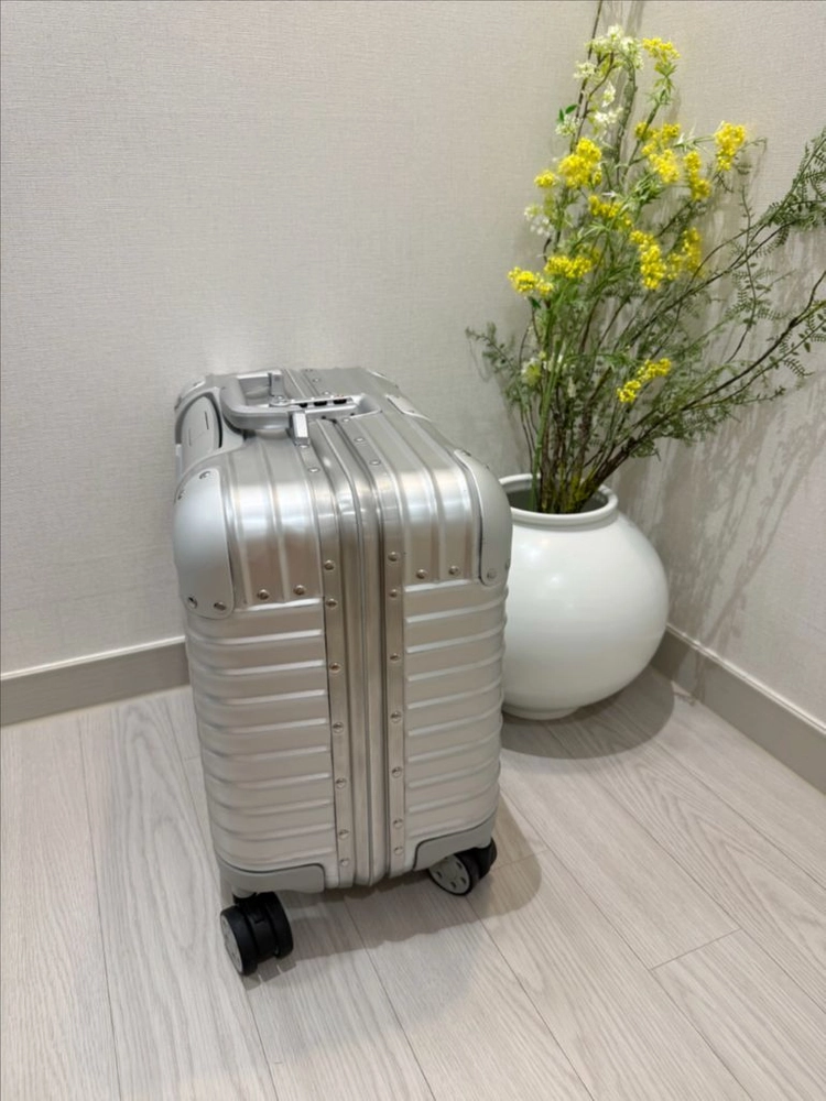 리모와 오리지널 컴팩트 실버 색상 이미지