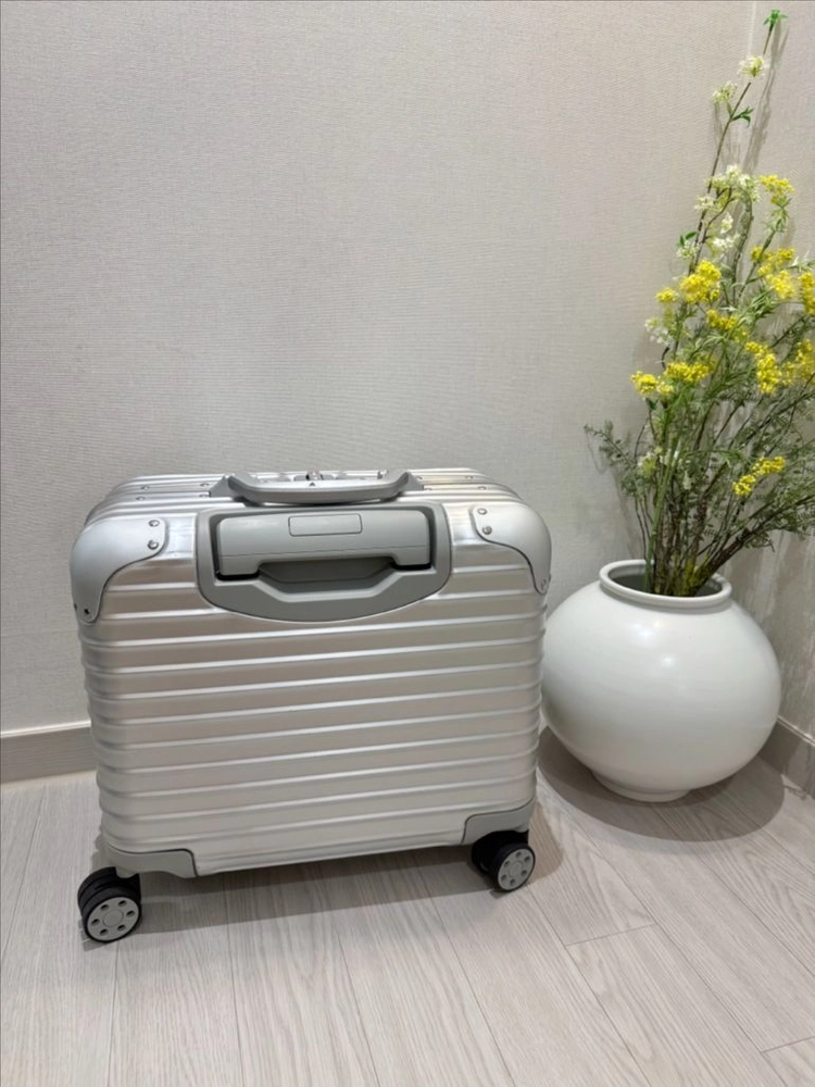 리모와 오리지널 컴팩트 실버 색상 이미지