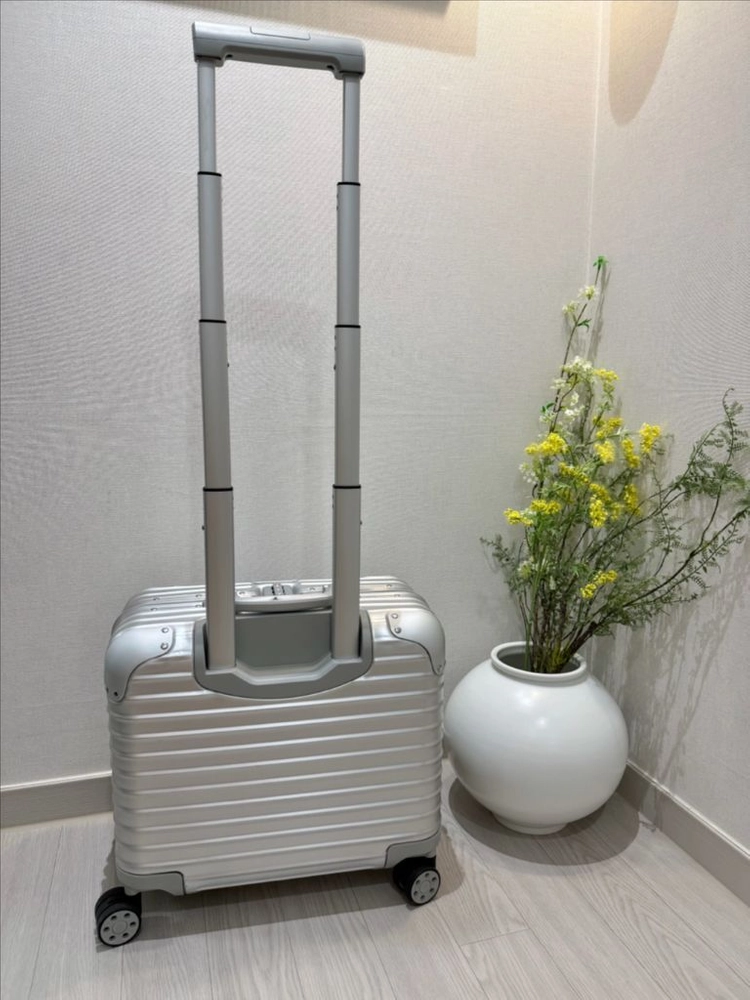 리모와 오리지널 컴팩트 실버 색상 이미지